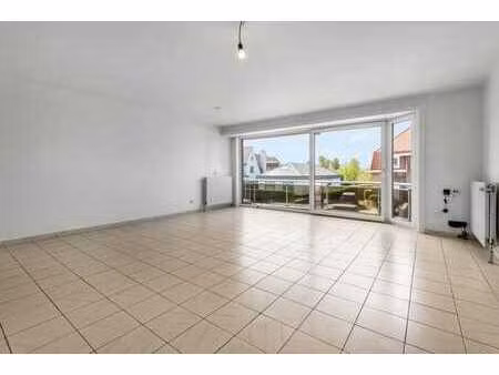 appartement ensoleillé et non meublé de 2 chambres avec une