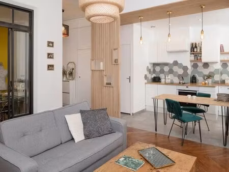 studio avec terrasse de 7m2 a 10 min a pied du metro