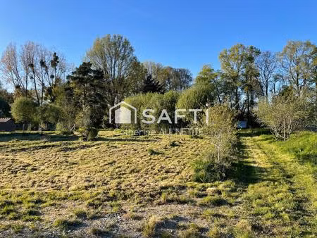 terrain de 2233 m² constructible et viabilisé