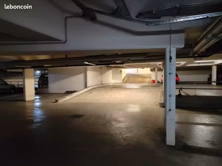 parking sous terrain récent proche stade de france