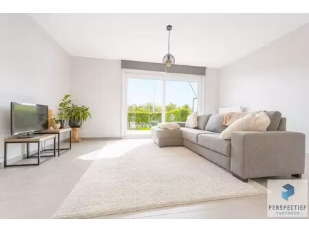ruim gelijkvloers appartement met 2 slaapkamers, voor en achtertuin met terras. ( autostaa