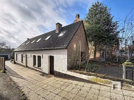 fermette op 8a 60ca met achteraan zicht over de demervallei (langdorp).
