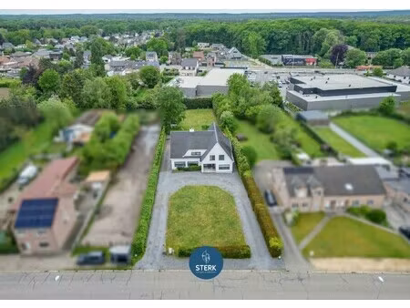charmante villa met 5 slpks, 2 badkamers en royale tuin met zwembad te rekem !
