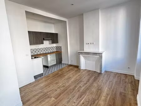charmant appartement t2 entièrement rénové, situé au 1er étage d’un immeuble marseillais