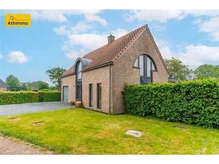 charmante maison 4 façades avec psicine située dans un villa