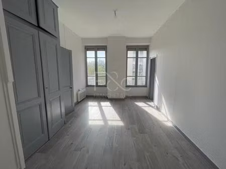 t2 rénové de 46 m² - rue sainte geneviève lyon 6ème