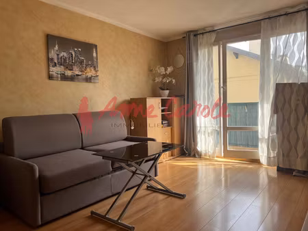 grand studio avec balcon cave et parking