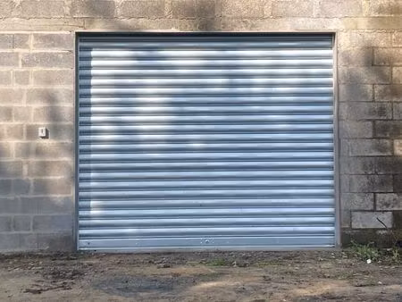 box stockage 48m2 avec grande porte
