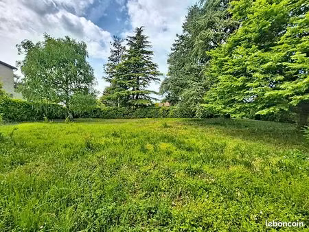 terrain 701 m² charly
