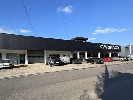 showroom 607 m²