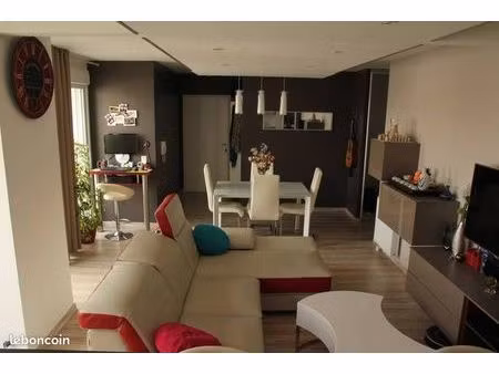 au sein d'une résidence sécurisée avec gardien/digicode proche de toutes commodités