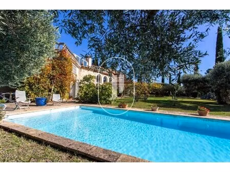 propriété atypique avec piscine et jardin paysagé à vendre à uzès