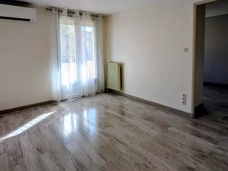 location appartement 3 pièces (52m²) + annexes