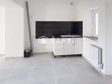 cette belle maison avec un terrain attenant.