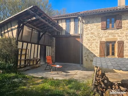 maison au calme entourée d'arbres et d'oiseaux