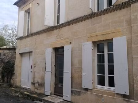maison à louer , centre village médiéval de rions