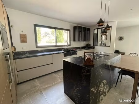 villa spacieuse avec piscine