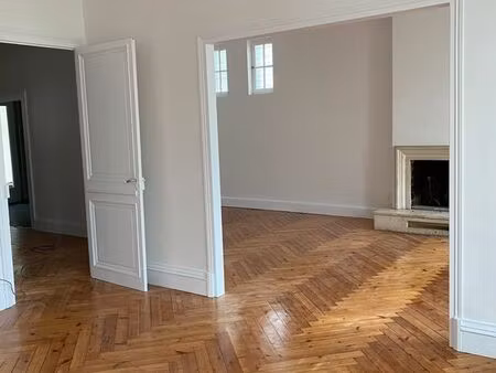 a louer, maison de ville avec extérieur