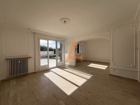 t4 de caractère avec terrasse exceptionnelle de 55 m2, garag