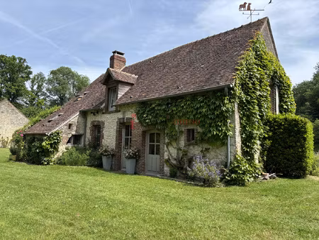maison de caractere meublee dans un environnement verdoyant