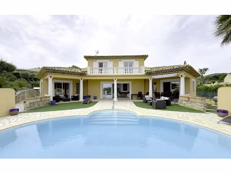villa contemporaine sur 1727m² de terrain avec piscine vue mer