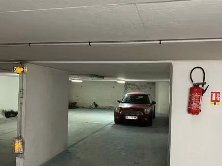 parking avec prise - sécurisé - 7 x 2.5m - odéon la monnaie pont neuf saint germain