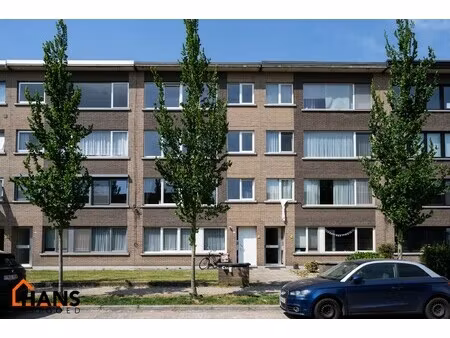 2 slaapkamerappartement met garage.