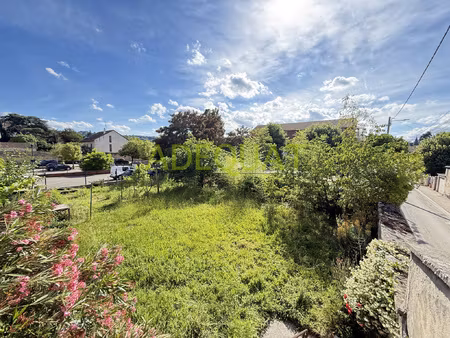bourgoin jallieu, terrain plat, clos et constructible de 250