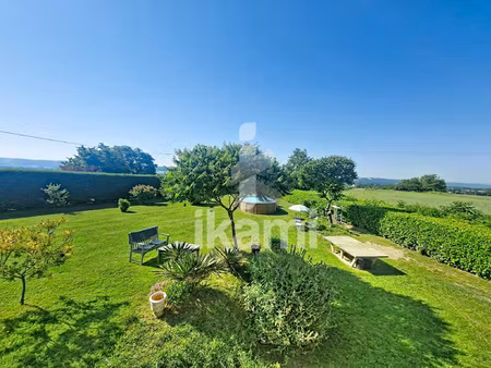 maison familiale 4 chambres sur 2 565 m2 avec piscine