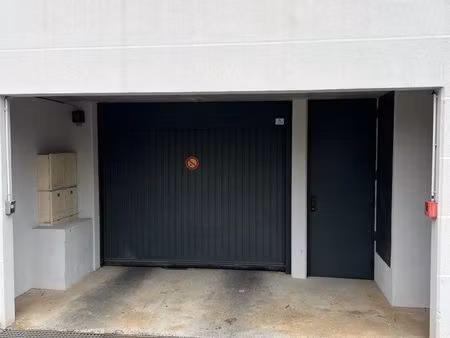 garage box ferme a louer