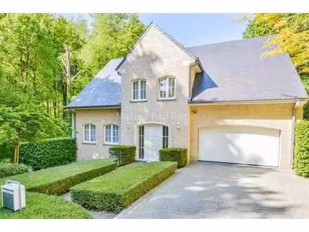 superbe villa moderne située dans un cadre de verdure à prox