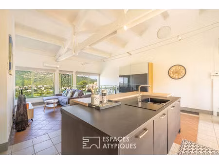 loft contemporain aux volumes ouverts face aux collines.