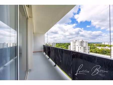 apt 4p/94 m² avec deux balcons, cave et place de parking