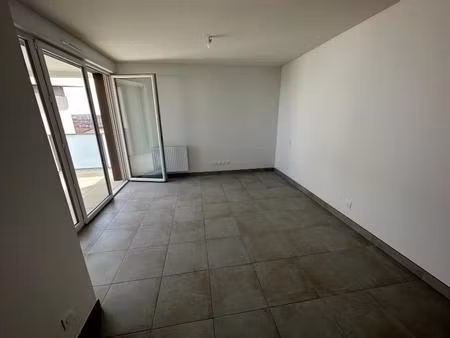 studio avec terrasse et parking à nimes
