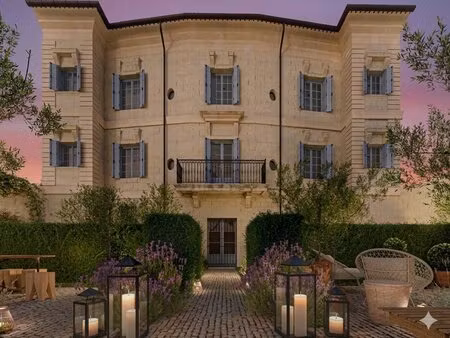 uzès — centre historique ·appartement t3 · 109 m² · rez-de-jardin · voûtes xviie · jardin.