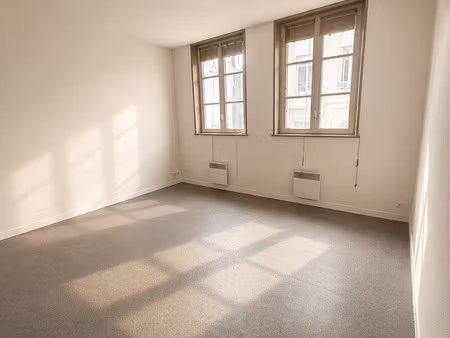 appartement t2 avec terrasse au coeur du centre ville d'amie