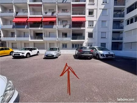 place de parking - non couverte - résidence sécurisée