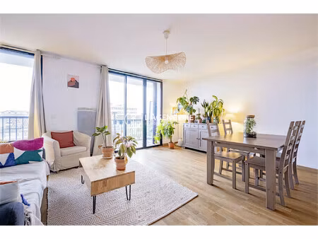 appartement meublé 2 chambres avec terrasse et parking privatif
