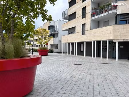 t2 meublé état neuf 43 m² – mérignac centre – parking – résidence récente