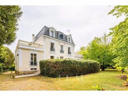 le vesinet - maison de caractère dans un écrin de verdure.