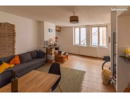 f3 82 m² de caractère — pierres et poutres apparentes — lyon 1ᵉʳ pentes