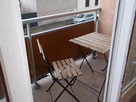 location studio meublé équipé vaisselle avec balcon