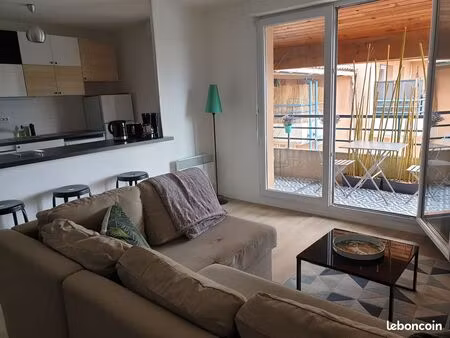 joli t2 45m², meublé, super équipé, terrasse, parking. 2eme étage