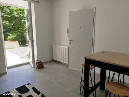 t2 avec terrasse et box privatifs jardin commun