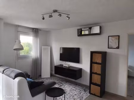 t2 meublé 44 m² – climatisation – parking – piscine – dernier étage – saint-martin-du-touc