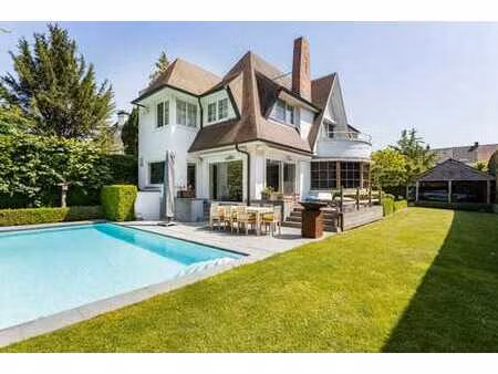 propriété architecturale remarquable avec piscine!