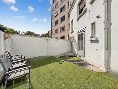 f4 de caractère rénové avec terrasse de 41,7 m² – porte de