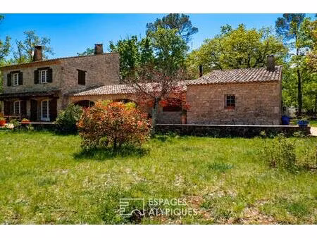 bastide provençale au coeur d'un domaine préservé d'1,8 hectares