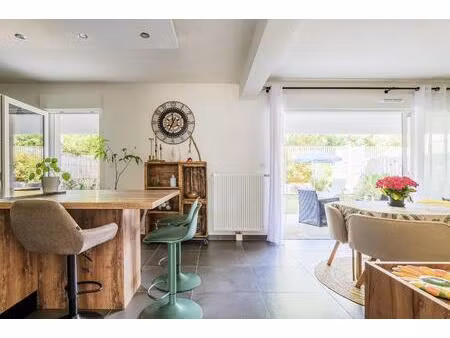 appartement contemporain avec jardin et garage
