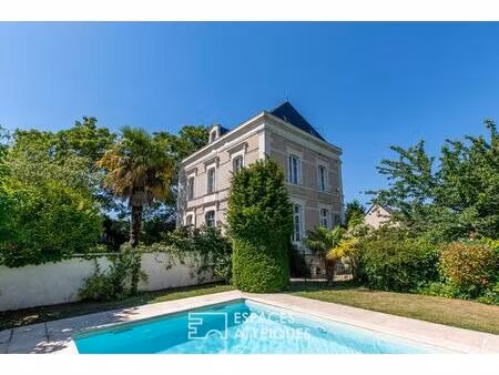 elégante maison bourgeoise dans son écrin de verdure avec piscine